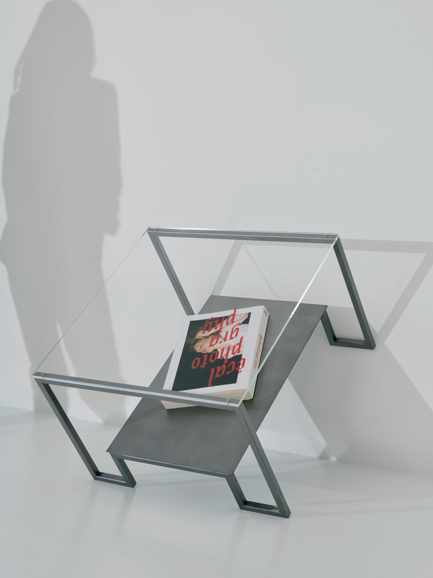 Invisible Table aus Metall & Plexiglas, handgefertigt in der Schweiz ...