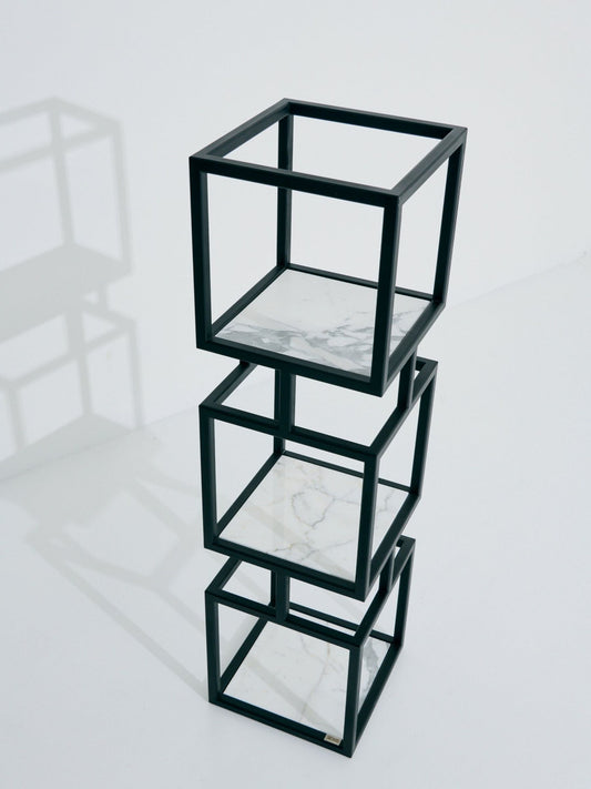 Modulares Cube-Regal von SIROKRIS aus schwarzem Metall mit Marmorablagen, gefertigt als Design-Metallmöbel in Zürich.