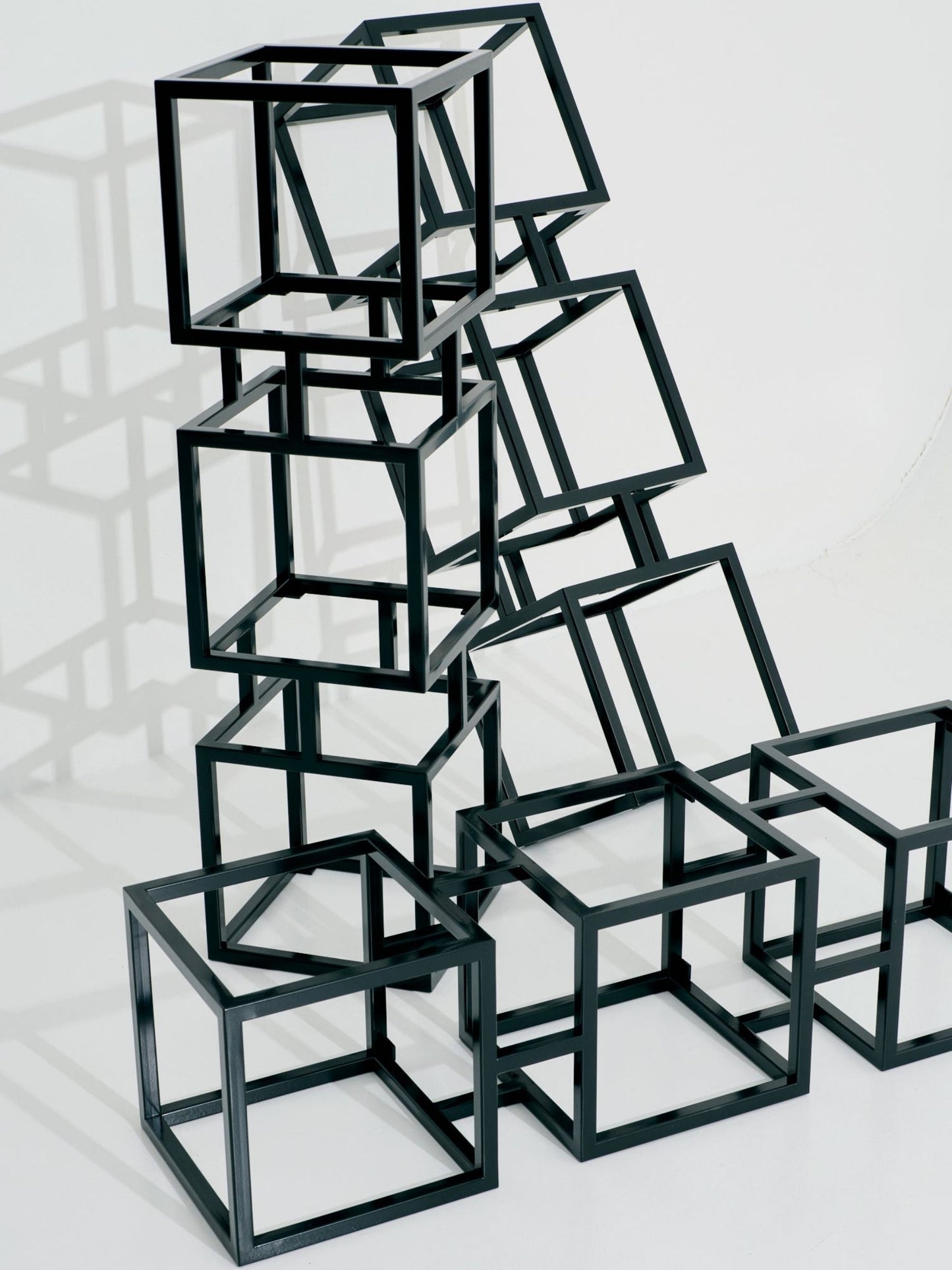 Modulares Cube-Regal von SIROKRIS aus schwarzem Metall mit Marmorablagen, gefertigt als Design-Metallmöbel in Zürich.