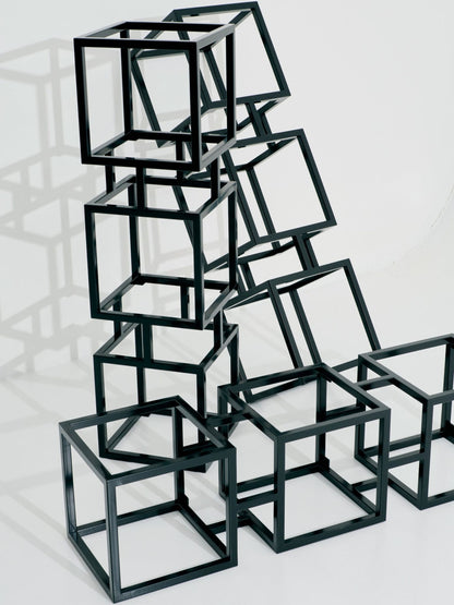 Modulares Cube-Regal von SIROKRIS aus schwarzem Metall mit Marmorablagen, gefertigt als Design-Metallmöbel in Zürich.