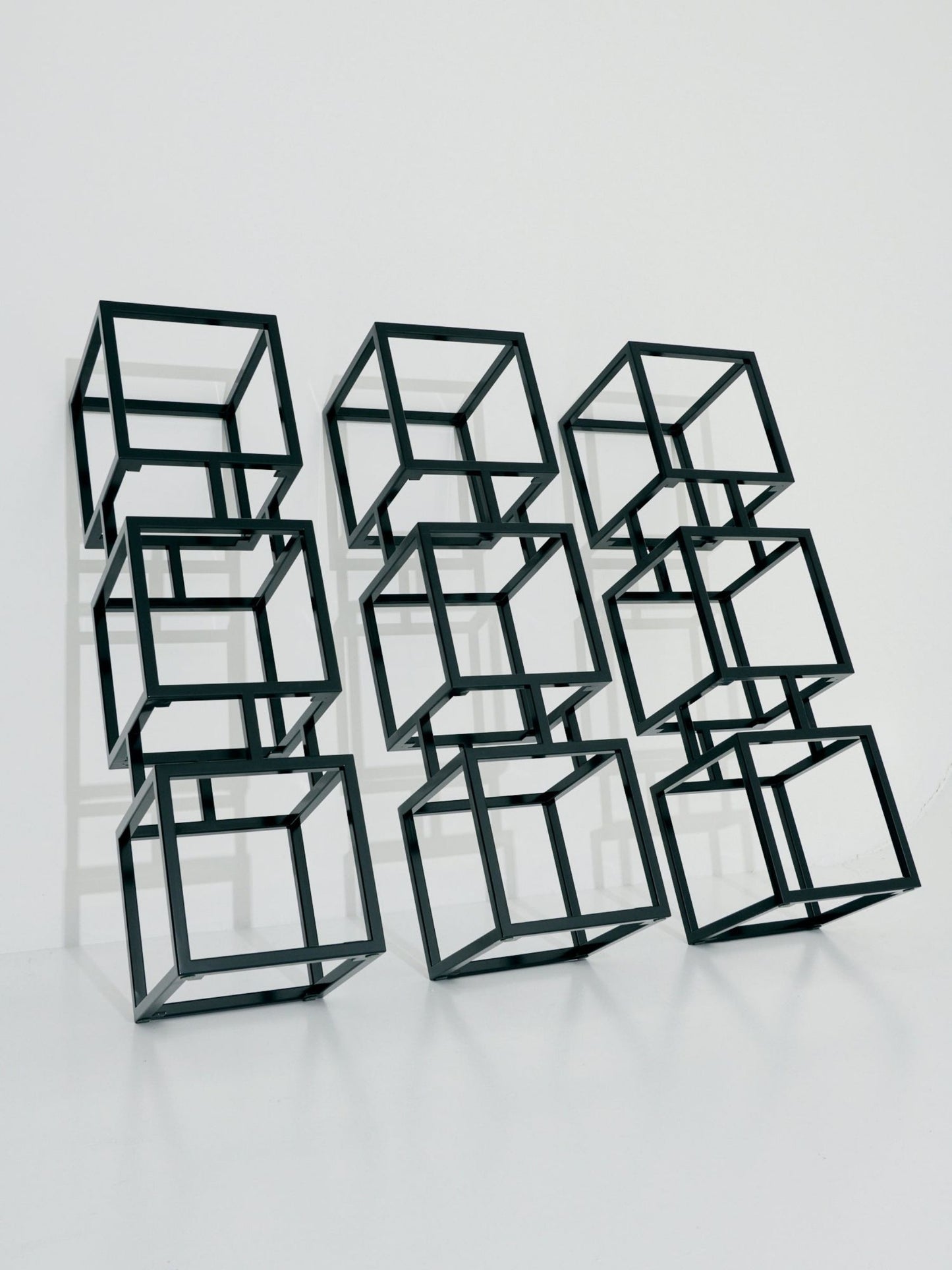 Modulares Cube-Regal von SIROKRIS aus schwarzem Metall mit Marmorablagen, gefertigt als Design-Metallmöbel in Zürich.
