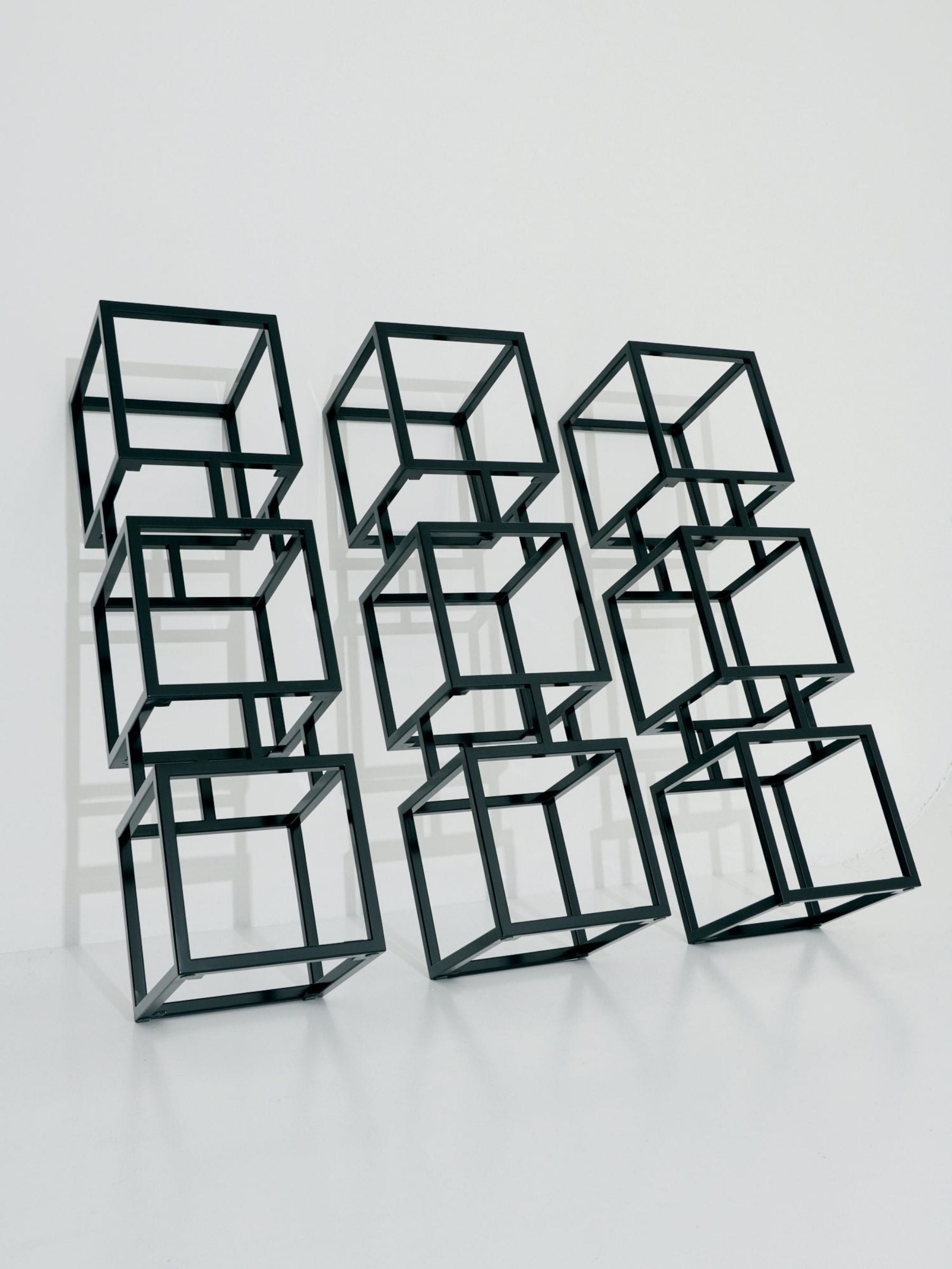 Modulares Cube-Regal von SIROKRIS aus schwarzem Metall mit Marmorablagen, gefertigt als Design-Metallmöbel in Zürich.