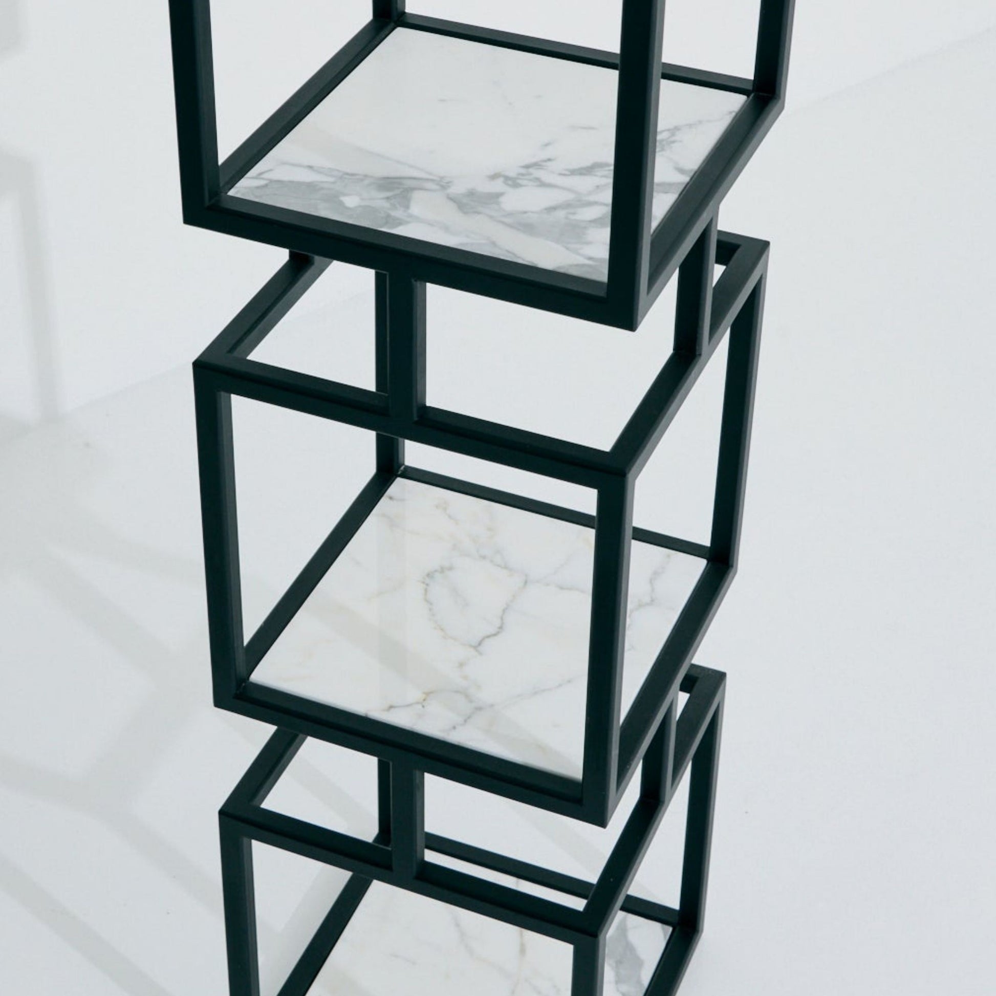 Modulares Cube-Regal von SIROKRIS aus schwarzem Metall mit Marmorablagen, gefertigt als Design-Metallmöbel in Zürich.