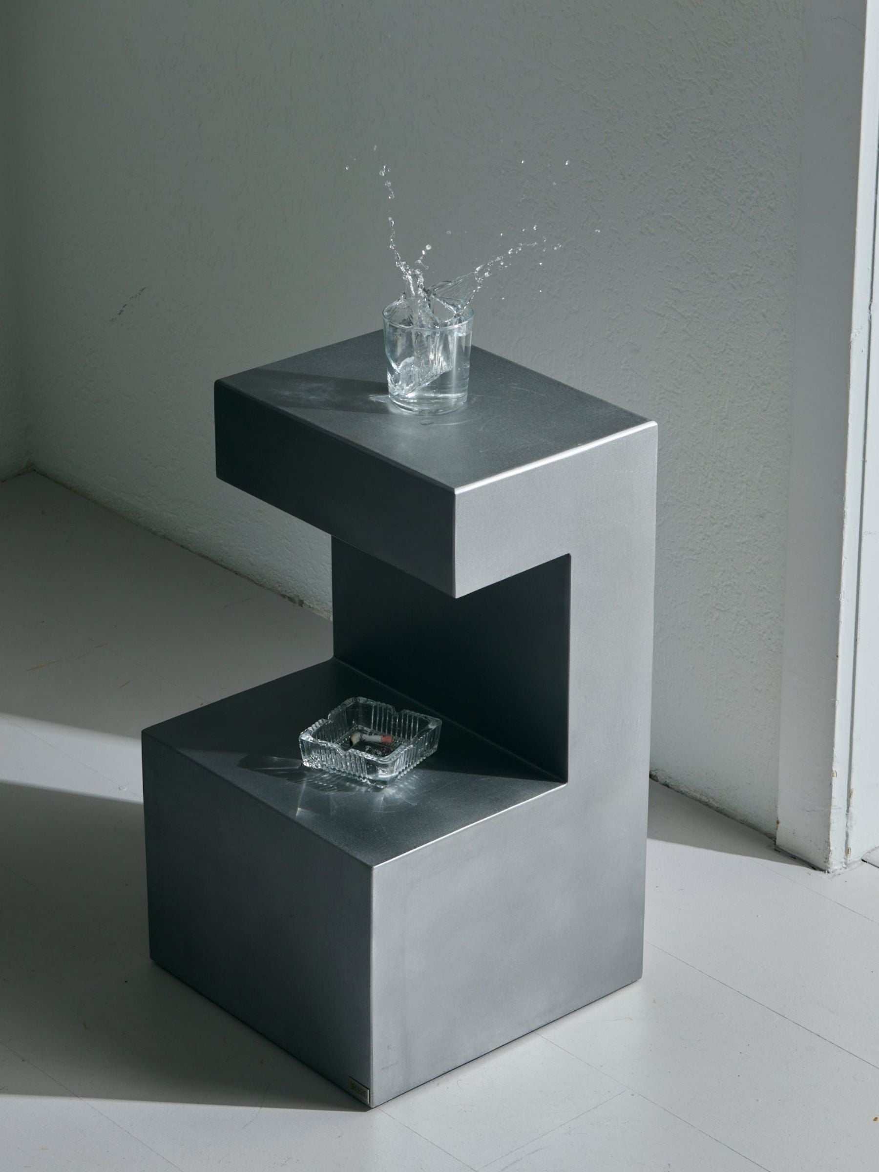 Night Cube Nachttisch aus silbernem Metall von SIROKRIS in einem hellen Interior